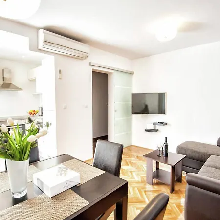 Luxury With Private Balcony شقة