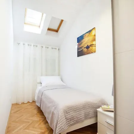 Luxury With Private Balcony شقة *