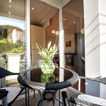 Luxury With Private Balcony 아파트