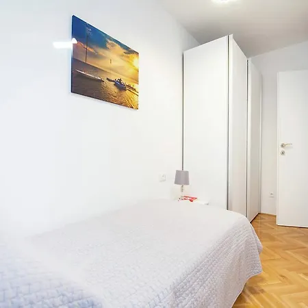 Luxury With Private Balcony 아파트 *